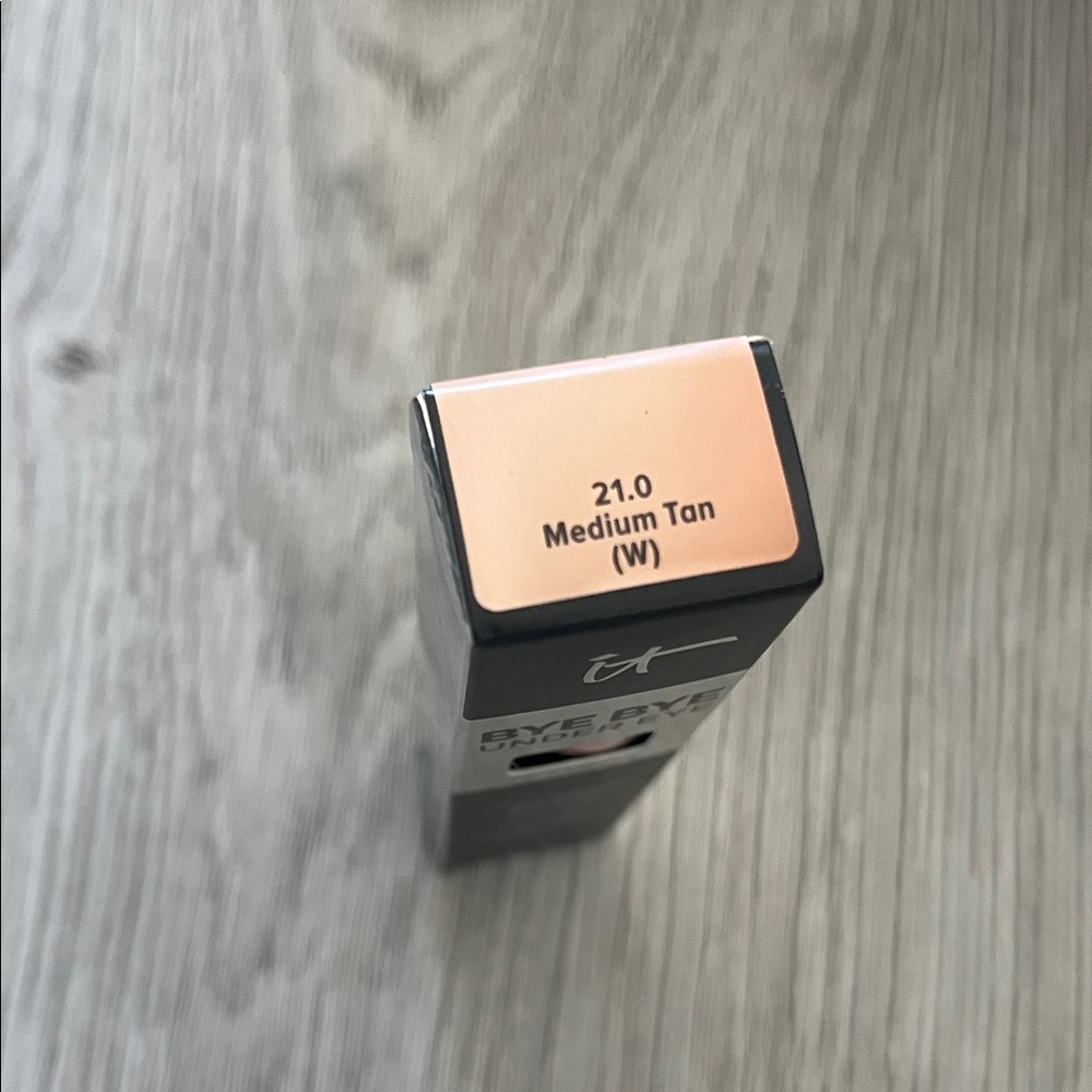 IT Cosmetics Bye Bye Under Eye Concealer - Black and Cream - Picture 2 of 3